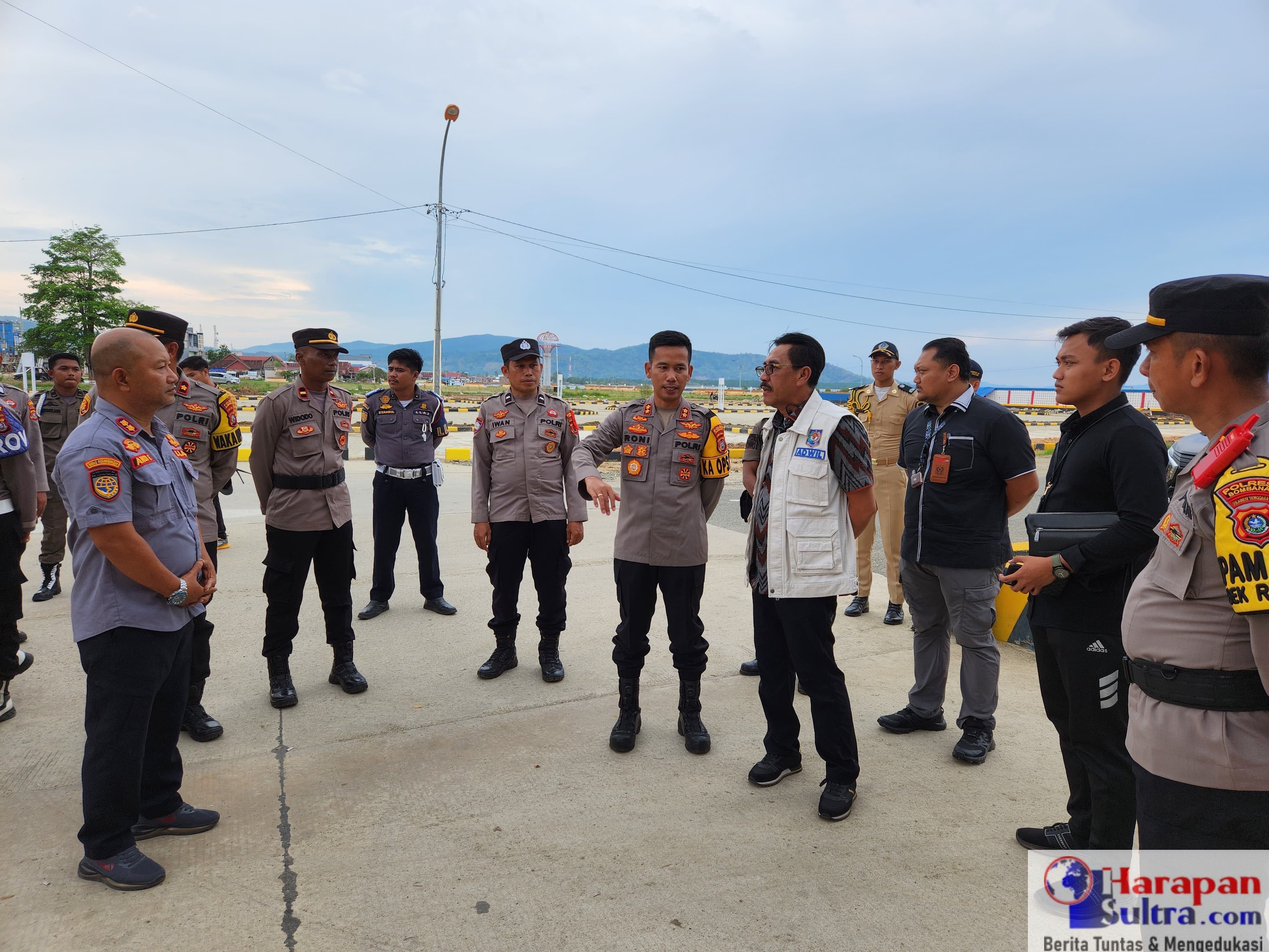 Pj. Bupati Bombana Edy Suharmanto ( Rompi Putih ) dan Kapolres Bombana Rony Syahendra melakukan peninjauan ke Pos Natal (Nataru). sumber Foto : Diskominfo Bombana