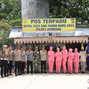 Kapolres Bombana, AKBP Roni Syahendra SH, S.I.K., M.Si dan Rombongan,Foto Bersama Dengan Personil di salah satu Pos Pam Terpadu Nataru.
