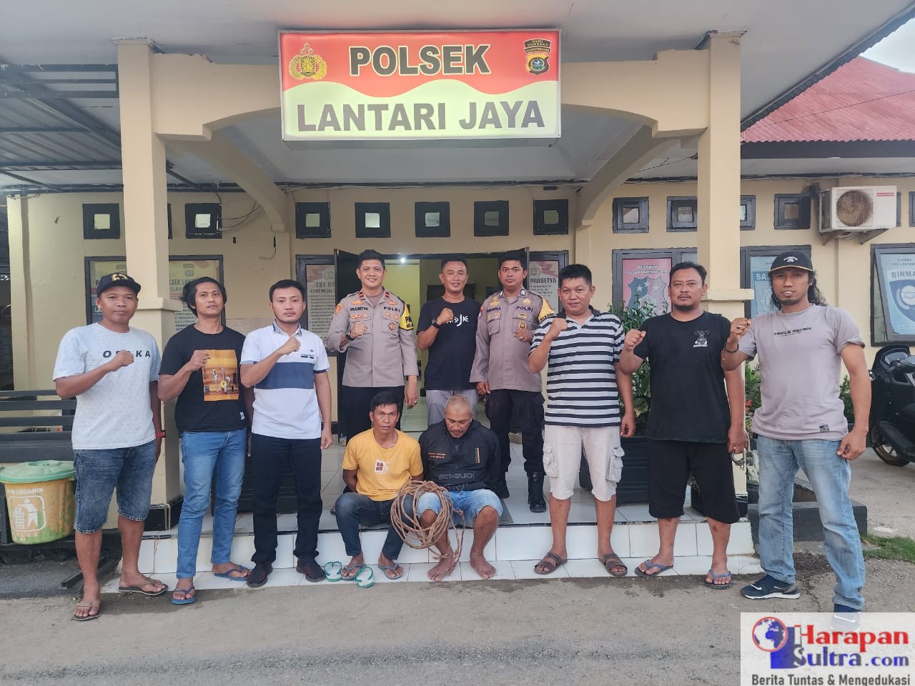Personel Polsek Lantari Jaya saat menunjukkan dua pencuri sapi yang berhasil di tangkap.