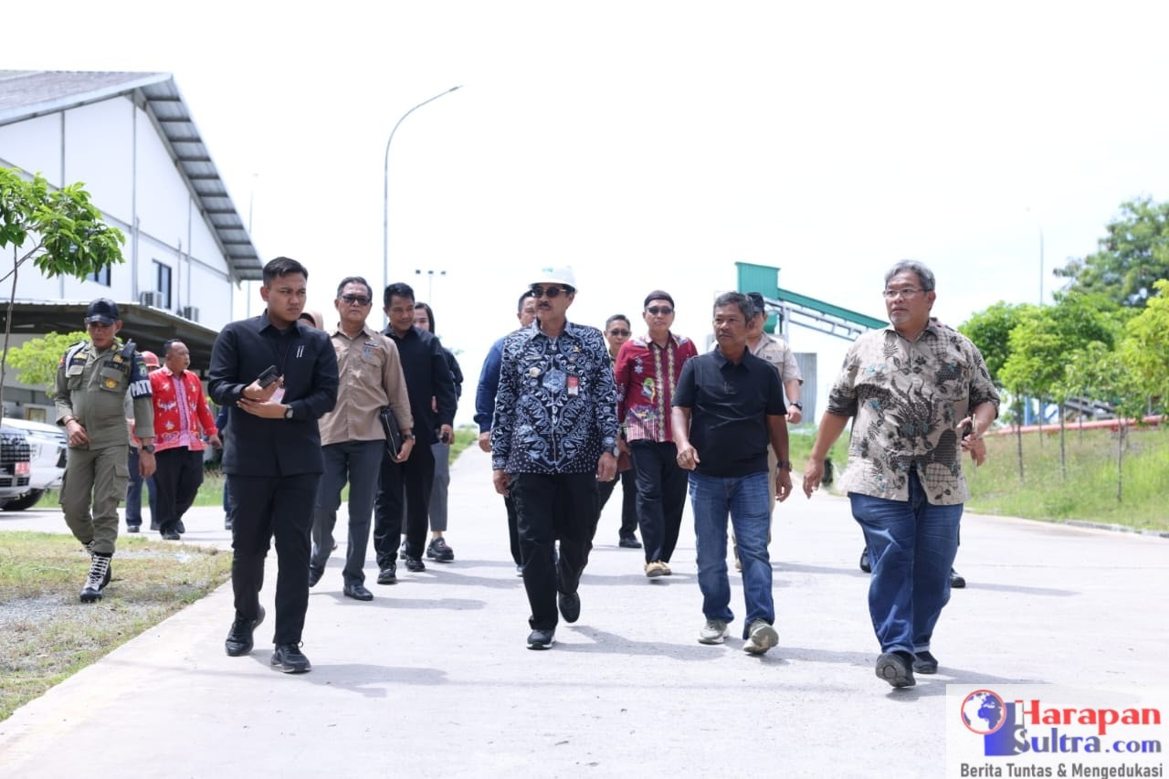 Pj. Bupati Bombana Drs. Edy Suharmanto, M.Si (Batik,Helm Putih),saat melakukan kunjungan kerja ke PT. Prima Alam Gemilang (PAG) sebuah anak perusahaan PT Jhonlin Batu Mandiri (Jhonlin Group).