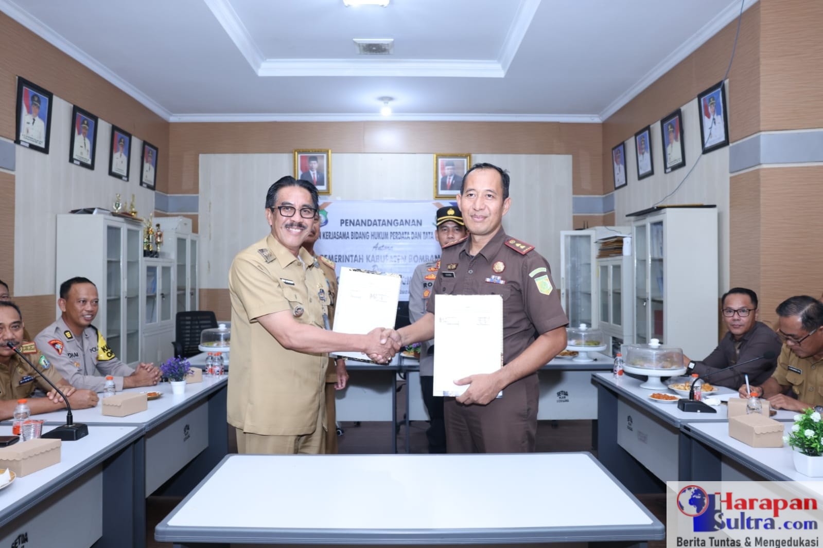 Pj. Bupati Bombana Drs. Edy Suharmanto, M.Si (kiri) dan Kepala Kejari Bombana, Agung Sugiharto, S.Kom., S.H. (kanan)