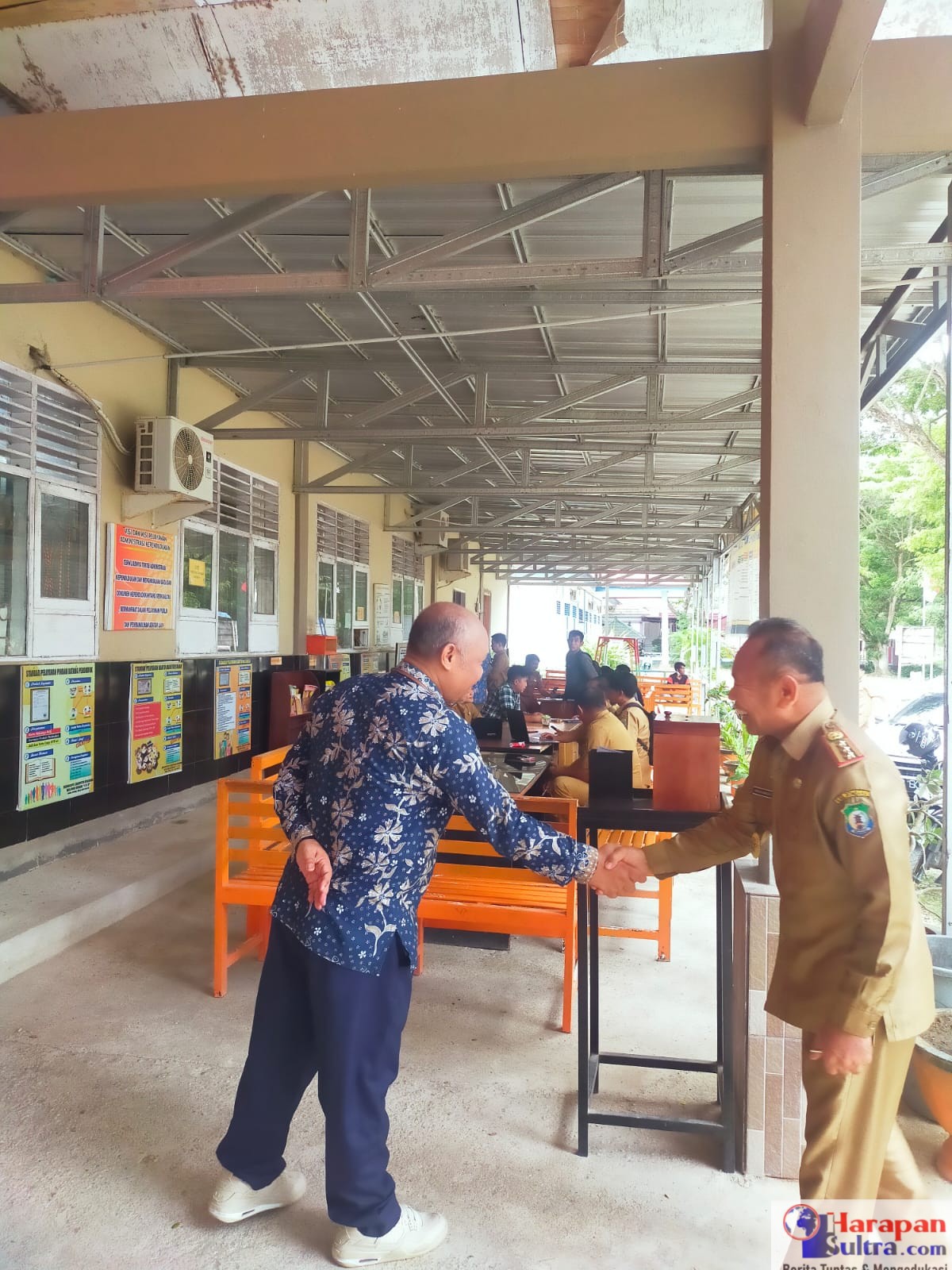 Kepala Ombudsman RI Perwakilan Sulawesi Tenggara,Mastri Susilo ( batik ) saat bertemu Kepala Disdukcapil Bombana, Firdaus, S.Pd., MM, ) dalam rangka meningkatkan standar kepatuhan pelayanan publik