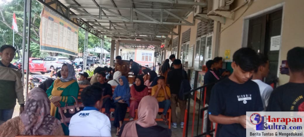 Suasana di kantor DISDUKCAPIL yang dipadati warga dan pelajar yang akan mengurus e-KTP