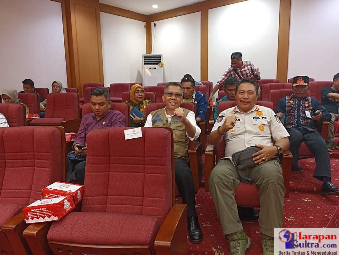 Kalaksa BPBD Kab. Bombana Drs. Hasdin Ratta., M.Si (Tengah )dan Kasat Pol PP dan Damkar Kab. Bombana Rusman, S.Pd., M.Si. (Kanan).Sumber foto : Diskominfos Bombana.