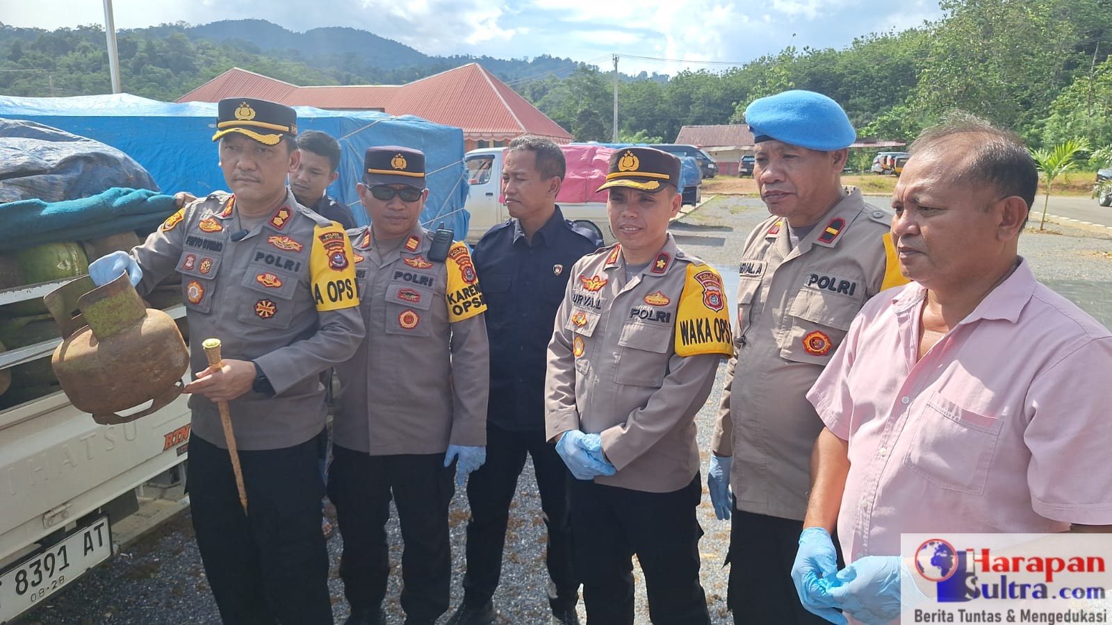 Kapolres Konut, AKBP Priyo Utomo,,Saat Menunjukkan Barang Bukti kasus tindak pidana migas gas elpiji bersubsidi tiga kilogram. SUMBER FOTO :Wakapolres Konut, Kompol Urva Lomansyah,
