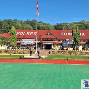 Kapolres Bombana, AKBP Roni Syahendra, S.H., S.I.K., M.Si.Saat memimpin apel pengecekan pengamanan tempat pemungutan suara Kapolres Bombana, AKBP Roni Syahendra, S.H., S.I.K., M.Si.Saat memimpin apel pengecekan pengamanan tempat pemungutan suara