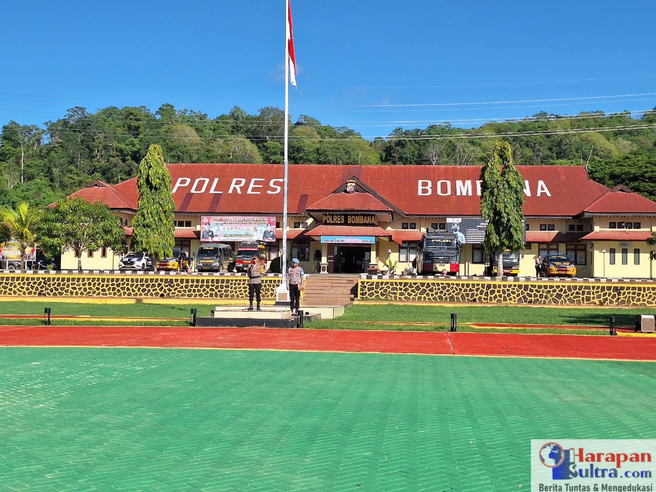 Kapolres Bombana, AKBP Roni Syahendra, S.H., S.I.K., M.Si.Saat memimpin apel pengecekan pengamanan tempat pemungutan suara