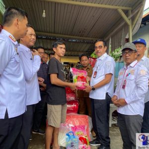 Pj. Bupati Bombana, Drs. Edy Suharmanto, M.Si.saat memberikan bantuan kepada warga yang terkena dampak angin puting beliung