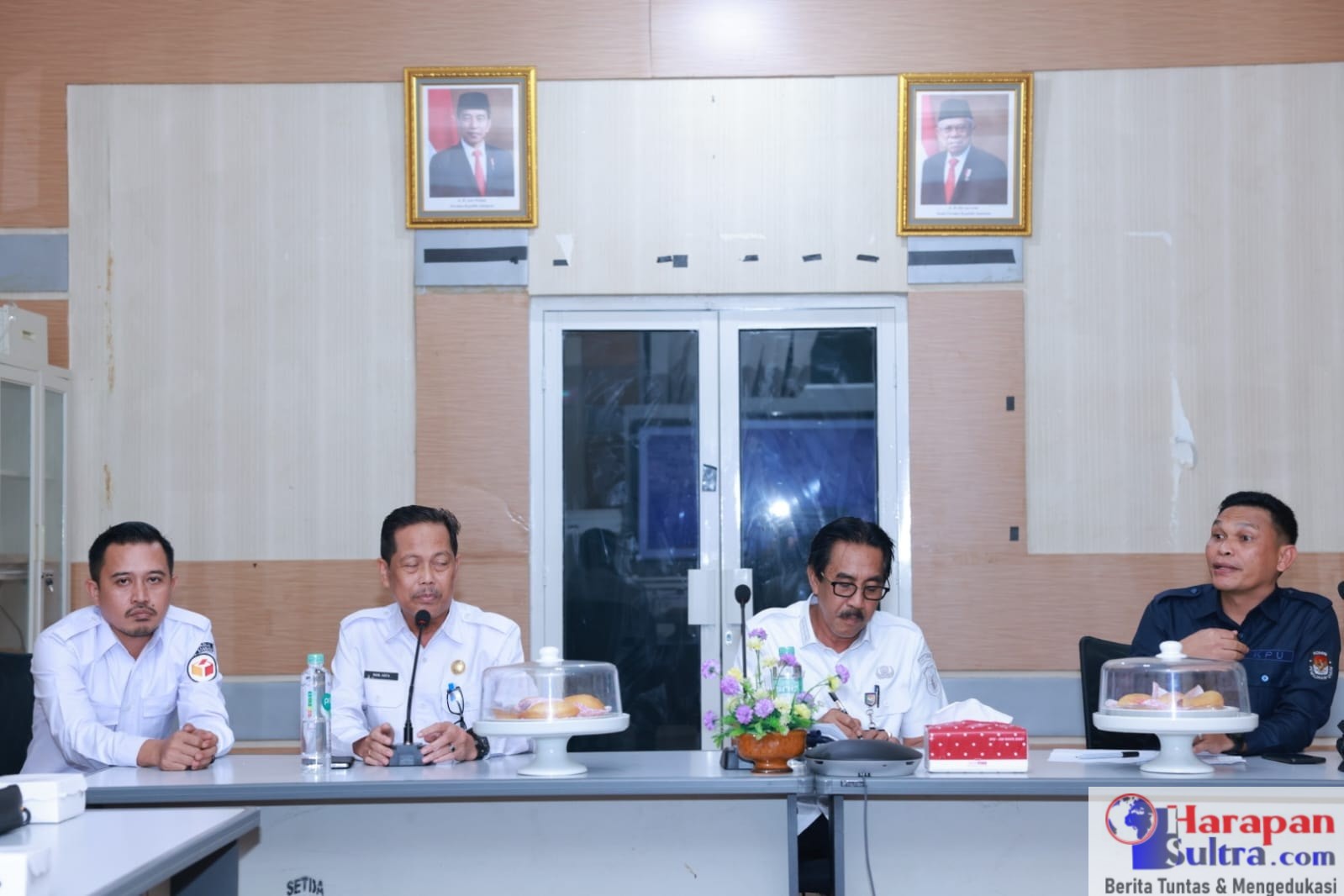 Dari Ki_Ka : Ketua Bawaslu Kabupaten Bombana Irpan, SH., M.Kn, Sekretaris Kab. Bombana Drs. Man Arfa,M.Si, Pj Bupati Bombana Drs. Edy Suharmanto, Msi, Ketua Komisi Pemilihan Umum (KPU) Bombana Hasdin Nompo, S.Sos., MAP saat RAKOR persiapan Pemilu 2024