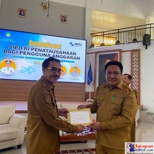 Penjabat Bupati Bombana, Drs. Edy Suharmanto, M.Si, menyerahkan akun pengguna anggaran kepada Kepala Dinas Kesehatan Bombana, Darwin Ismail Penjabat Bupati Bombana, Drs. Edy Suharmanto, M.Si, menyerahkan akun pengguna anggaran kepada Kepala Dinas Kesehatan Bombana, Darwin Ismail