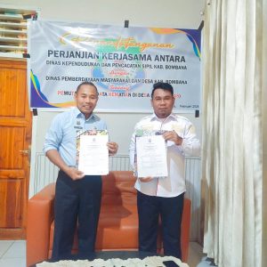 Kepala Dinas Kependudukan dan Pencatatan Sipil Kabupaten Bombana, Firdaus, S. Pd. M.M ( KIRI ) Dan  Kepala Dinas Pemberdayaan Masyarakat dan Desa Kabupaten Bombana, M. Hadi Raharjo Putra, S. IP