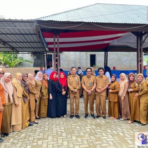 Pj. Bupati Kabupaten Bombana, Drs. Edy Suharmanto, M.Si ( Tengah ) Foto Bersama usai melakukan silahturahmi Di Kantor DPPKB Bombana. Pj. Bupati Kabupaten Bombana, Drs. Edy Suharmanto, M.Si ( Tengah ) Foto Bersama usai melakukan silahturahmi Di Kantor DPPKB Bombana.