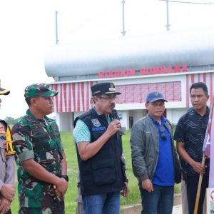 Pj Bupati Bombana Drs. Edy Suharmanto, M.Si, Ketua KPU Bombana Hasdin Nompo, dan sejumlah pejabat lainnya Saat Melepas  logistik pemilihan umum (pemilu) tahun 2024 Pj Bupati Bombana Drs. Edy Suharmanto, M.Si, Ketua KPU Bombana Hasdin Nompo, dan sejumlah pejabat lainnya Saat Melepas logistik pemilihan umum (pemilu) tahun 2024