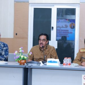 Pj. Bupati Bombana, Drs. Edy Suharmanto, M.Si (Tengah) dan Kepala Ombudsman Perwakilan Sultra, Mastri Susilo, S.Pd ( Kiri,Batik ) serta Sekda Bombana, Drs. Man Arfa, M.Si (Kanan ) Saat menggelar kegiatan pendampingan oleh Ombudsman RI perwakilan Sultra Pj. Bupati Bombana, Drs. Edy Suharmanto, M.Si (Tengah) dan Kepala Ombudsman Perwakilan Sultra, Mastri Susilo, S.Pd ( Kiri,Batik ) serta Sekda Bombana, Drs. Man Arfa, M.Si (Kanan ) Saat menggelar kegiatan pendampingan oleh Ombudsman RI perwakilan Sultra