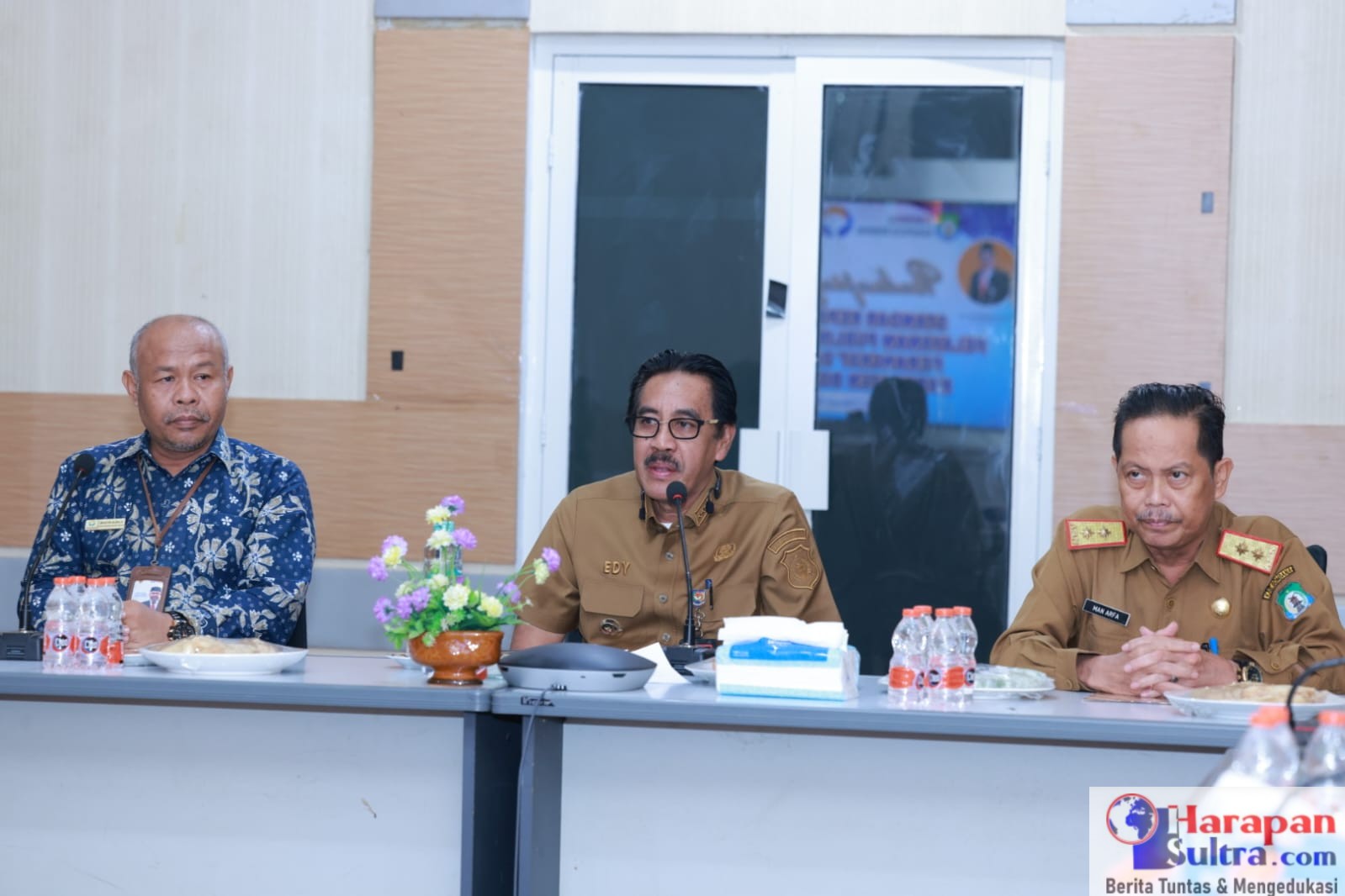 Pj. Bupati Bombana, Drs. Edy Suharmanto, M.Si (Tengah) dan Kepala Ombudsman Perwakilan Sultra, Mastri Susilo, S.Pd ( Kiri,Batik ) serta Sekda Bombana, Drs. Man Arfa, M.Si (Kanan ) Saat menggelar kegiatan pendampingan oleh Ombudsman RI perwakilan Sultra