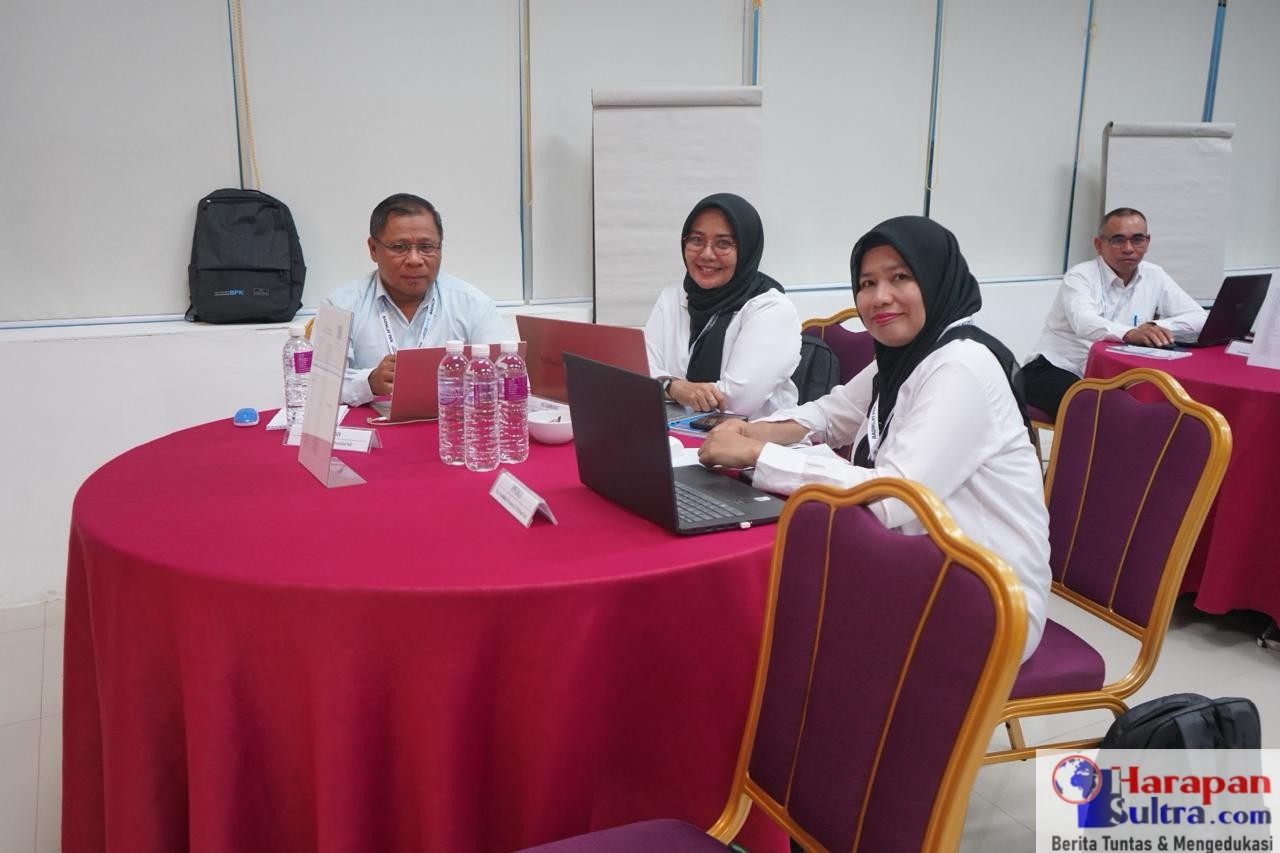 Kasubag Perencanaan dan Keuangan dinas kependudukan dan pencatatan sipil kabupaten Bombana, Yuli Rahmawati, S.Sos., M.AP, ( tengah ) dan bendahara pengeluaran dinas kependudukan dan pencatatan sipil kabupaten Bombana, Syarifuddin, S., STp ( kiri )