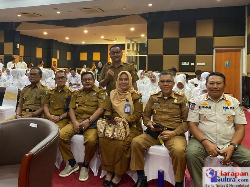 Kepala Dinas Pariwisata Kepemudaan dan Olahraga Kabupaten Bombana, Anisa Sri Prihatin, S.Sos., M.Si, ( Berhijab,Tengah )