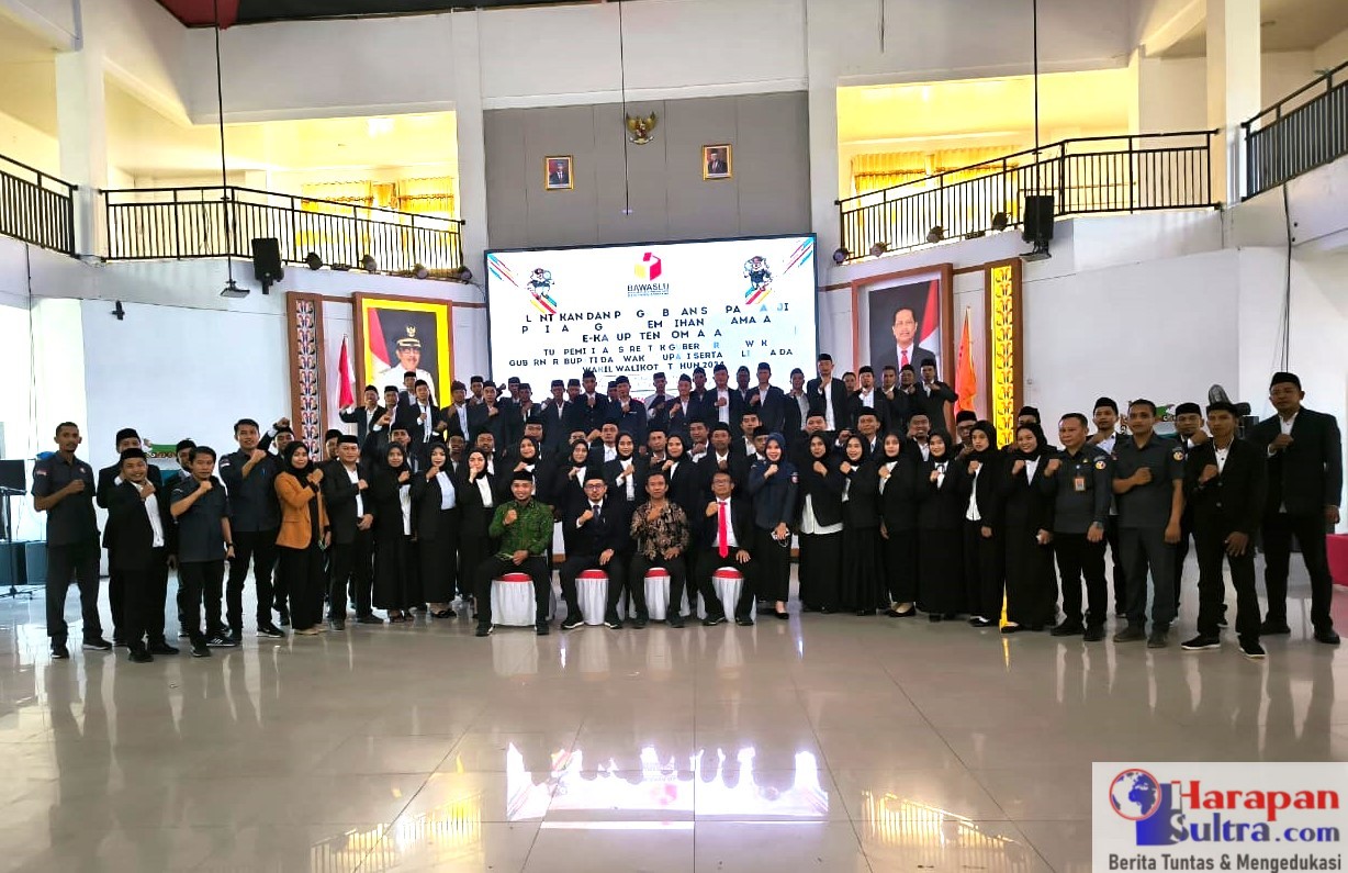 Foto Bersama Usai Pelantikan Panwascam