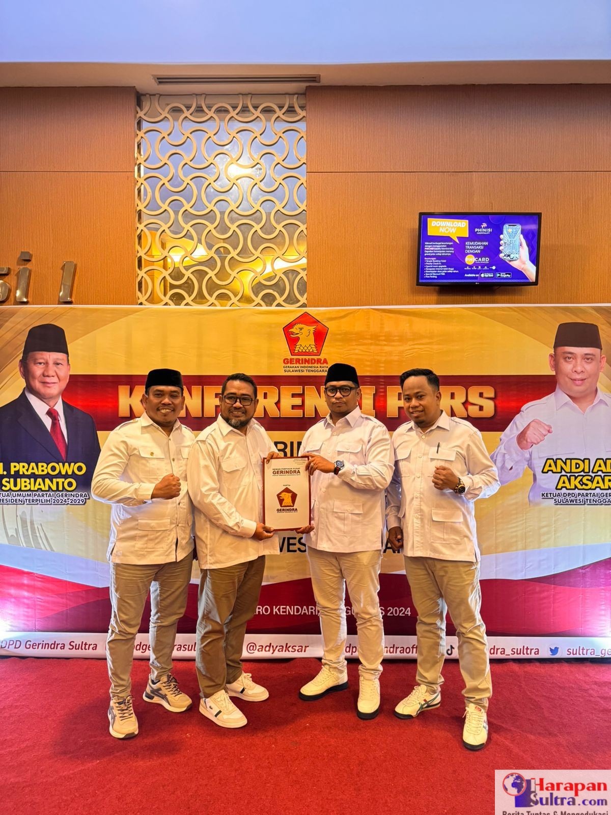 Heryanto, Cawabup Dari Kabupaten Bombana ( tengah,Berkacamata ) berpose bersama Ketua Partai Gerindra Kabupaten Bombana Andi Wawan Idris ( Tengah,Berkacamata,Kopiah Hitam ) usai menerima Rekomendasi B1KWK Dari Partai Gerindra Heryanto, Cawabup Dari Kabupaten Bombana ( tengah,Berkacamata ) berpose bersama Ketua Partai Gerindra Kabupaten Bombana Andi Wawan Idris ( Tengah,Berkacamata,Kopiah Hitam ) usai menerima Rekomendasi B1KWK Dari Partai Gerindra