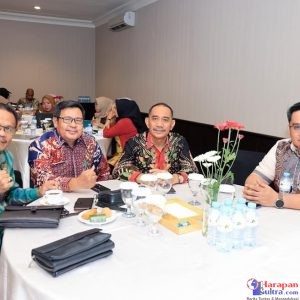 Kepala dinas lingkungan hidup Kabupaten Bombana, Drs. Sukarnaeni, M.Si (Tidak Berkacamata ) saat mengikuti Forum Kolaborasi SPBE Tingkat Kabupaten Bombana