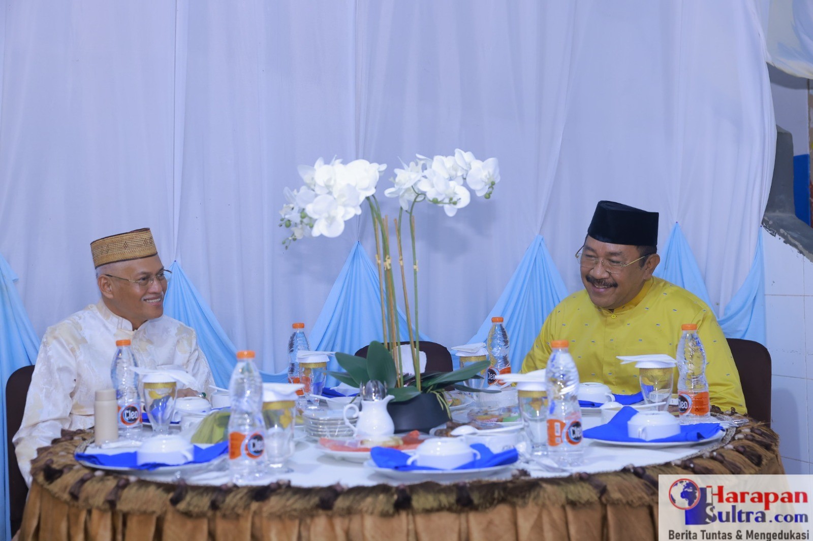 Obrolan Ringan Bupati Bombana Ir. Burhanuddin, M.Si Bersama Sekda Prov. Sultra Drs. Asrun Lio, M.Hum., Ph.D. Sambil Menanti Waktu Berbuka Puasa