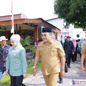 pasar murah di Kecamatan Poleang, dibuka oleh Bupati Bombana Ir. H. Burhanuddin, M.Si didampingi Ketua Tim Penggerak PKK, Hj. Fatmawati Kasim Marewa, S.Sos. pasar murah di Kecamatan Poleang, dibuka oleh Bupati Bombana Ir. H. Burhanuddin, M.Si didampingi Ketua Tim Penggerak PKK, Hj. Fatmawati Kasim Marewa, S.Sos.