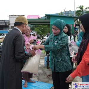 Ketua Tim Penggerak PKK Kabupaten Bombana, Hj. Fatmawati Kasim Marewa, S.Sos dengan berbagi kebahagiaan kepada masyarakat Kabupaten Bombana. Ketua Tim Penggerak PKK Kabupaten Bombana, Hj. Fatmawati Kasim Marewa, S.Sos dengan berbagi kebahagiaan kepada masyarakat Kabupaten Bombana.