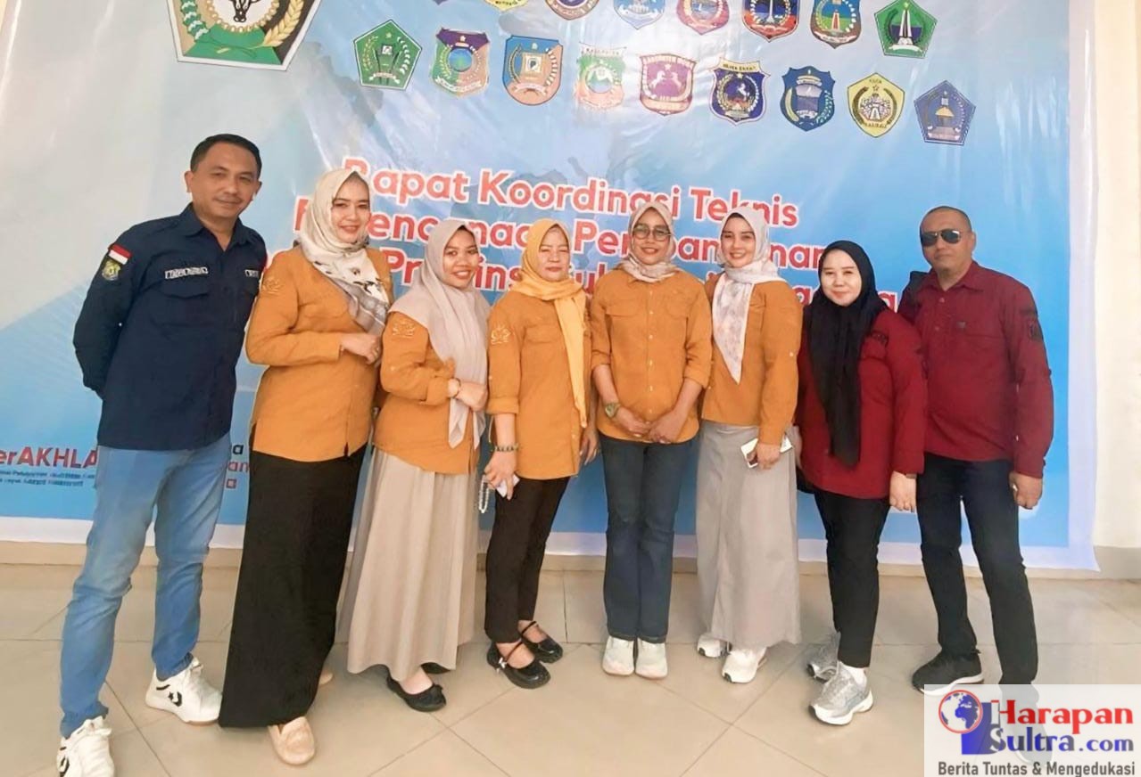 Astuti Achmad, S.Pt., MM (Kasubag Perencanaan dan Keuangan DLH Kabupaten Bombana),kedua dari kiri