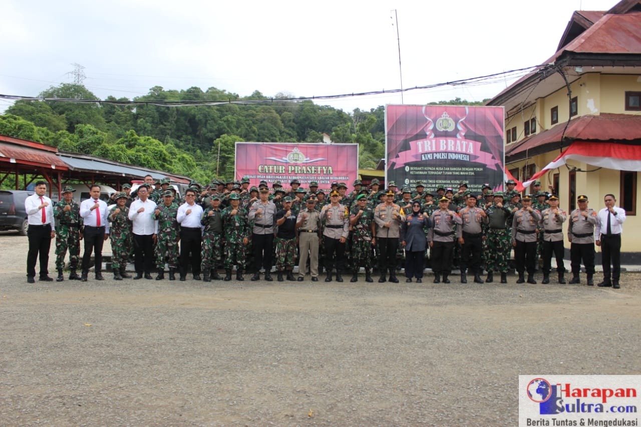 Personel Kodim 1431/Bombana Melakukan Foto bersama Kapolres dan PJU Polres Bombana di Halaman Mapolres