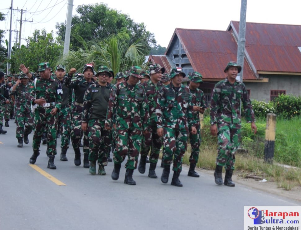 Dengan Penuh semangat Personel Kodim 1431/Bombana mengayunkan langkah sambil bernyanyi lagu penyemangat 