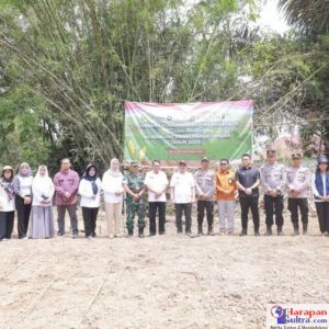 Ketua DWP Kesbangpol Bombana, Ny. Surisma Sunandar, bersama Forkopimda dan jajaran Pemkab Bombana saat kegiatan Penanaman Jagung Serentak Kuartal IV di Kelurahan Doule, Kecamatan Rumbia, Rabu (8/10/2025). Ketua DWP Kesbangpol Bombana, Ny. Surisma Sunandar, bersama Forkopimda dan jajaran Pemkab Bombana saat kegiatan Penanaman Jagung Serentak Kuartal IV di Kelurahan Doule, Kecamatan Rumbia, Rabu (8/10/2025).