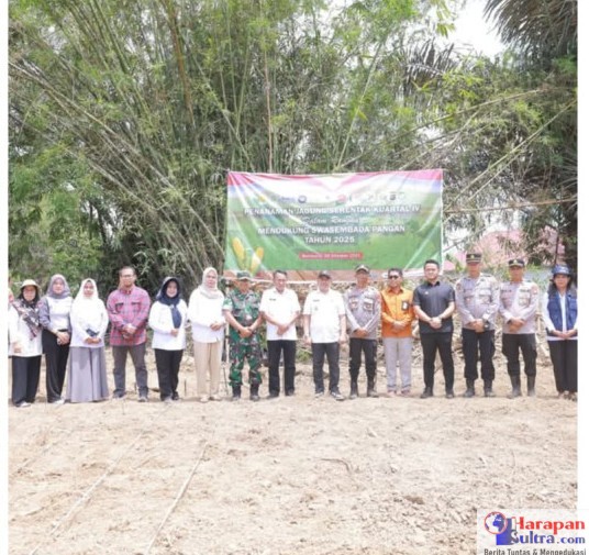 Ketua DWP Kesbangpol Bombana, Ny. Surisma Sunandar, bersama Forkopimda dan jajaran Pemkab Bombana saat kegiatan Penanaman Jagung Serentak Kuartal IV di Kelurahan Doule, Kecamatan Rumbia, Rabu (8/10/2025). Ketua DWP Kesbangpol Bombana, Ny. Surisma Sunandar, bersama Forkopimda dan jajaran Pemkab Bombana saat kegiatan Penanaman Jagung Serentak Kuartal IV di Kelurahan Doule, Kecamatan Rumbia, Rabu (8/10/2025).