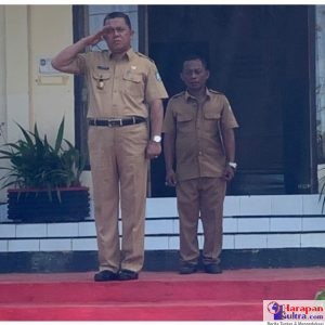 Kepala Badan Kesbangpol Bombana, Dr. Sunandar, MM.Kes, memimpin Apel Lengkap Penghormatan Bendera Merah Putih di halaman kantor Kesbangpol Bombana, Senin (13/10/2025). Kepala Badan Kesbangpol Bombana, Dr. Sunandar, MM.Kes, memimpin Apel Lengkap Penghormatan Bendera Merah Putih di halaman kantor Kesbangpol Bombana, Senin (13/10/2025).