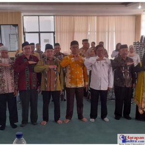 Para peserta berpose bersama usai kegiatan Dialog Kerukunan Intern Umat Beragama yang digelar Kementerian Agama Kabupaten Bombana di Aula Kantor Kemenag Bombana, Rabu (15/10/2025). Para peserta berpose bersama usai kegiatan Dialog Kerukunan Intern Umat Beragama yang digelar Kementerian Agama Kabupaten Bombana di Aula Kantor Kemenag Bombana, Rabu (15/10/2025).