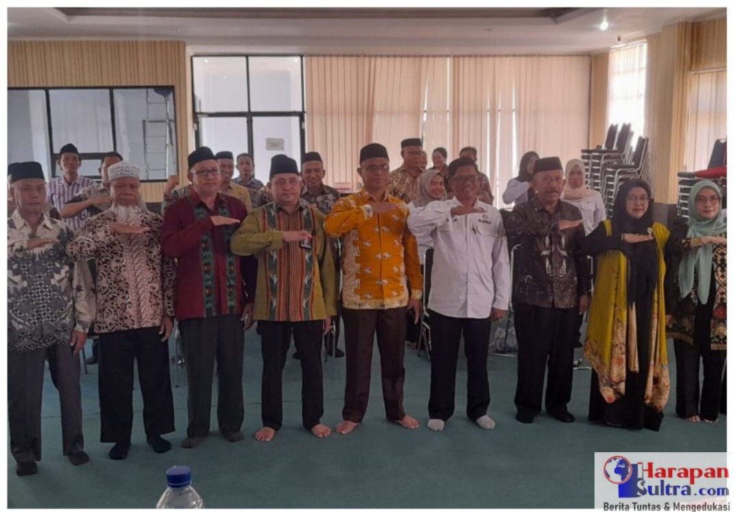 Para peserta berpose bersama usai kegiatan Dialog Kerukunan Intern Umat Beragama yang digelar Kementerian Agama Kabupaten Bombana di Aula Kantor Kemenag Bombana, Rabu (15/10/2025). Para peserta berpose bersama usai kegiatan Dialog Kerukunan Intern Umat Beragama yang digelar Kementerian Agama Kabupaten Bombana di Aula Kantor Kemenag Bombana, Rabu (15/10/2025).