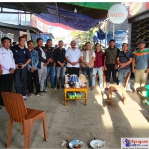 Bupati Bombana Ir. H. Burhanuddin, M.Si bersama perwakilan Aliansi Timur Tengah Bersatu dan aparat keamanan berfoto bersama usai dialog terbuka di Kelurahan Sikeli, Kecamatan Kabaena Barat, Rabu (15/10/2025). Bupati Bombana Ir. H. Burhanuddin, M.Si bersama perwakilan Aliansi Timur Tengah Bersatu dan aparat keamanan berfoto bersama usai dialog terbuka di Kelurahan Sikeli, Kecamatan Kabaena Barat, Rabu (15/10/2025).