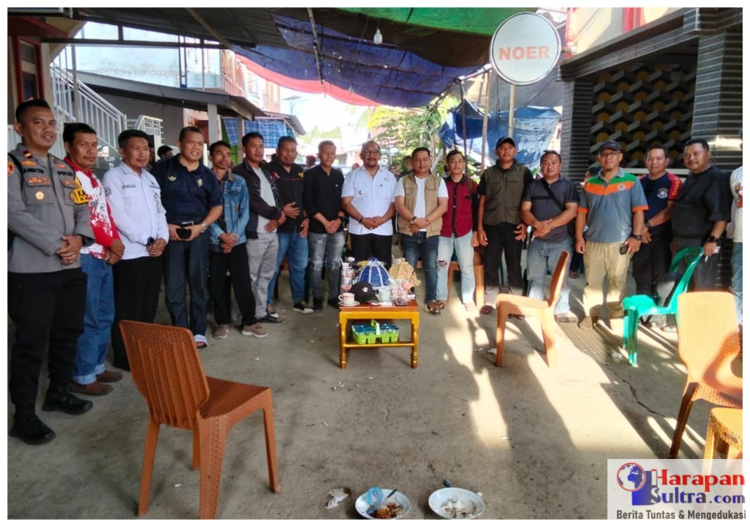 Bupati Bombana Ir. H. Burhanuddin, M.Si bersama perwakilan Aliansi Timur Tengah Bersatu dan aparat keamanan berfoto bersama usai dialog terbuka di Kelurahan Sikeli, Kecamatan Kabaena Barat, Rabu (15/10/2025). Bupati Bombana Ir. H. Burhanuddin, M.Si bersama perwakilan Aliansi Timur Tengah Bersatu dan aparat keamanan berfoto bersama usai dialog terbuka di Kelurahan Sikeli, Kecamatan Kabaena Barat, Rabu (15/10/2025).