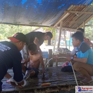 Petugas Dinas Sosial Kabupaten Bombana mengevakuasi dan menangani seorang ODGJ di Desa Lantowua, Kecamatan Rarowatu Utara, sebagai bentuk respon cepat pemerintah terhadap laporan masyarakat. Petugas Dinas Sosial Kabupaten Bombana mengevakuasi dan menangani seorang ODGJ di Desa Lantowua, Kecamatan Rarowatu Utara, sebagai bentuk respon cepat pemerintah terhadap laporan masyarakat.