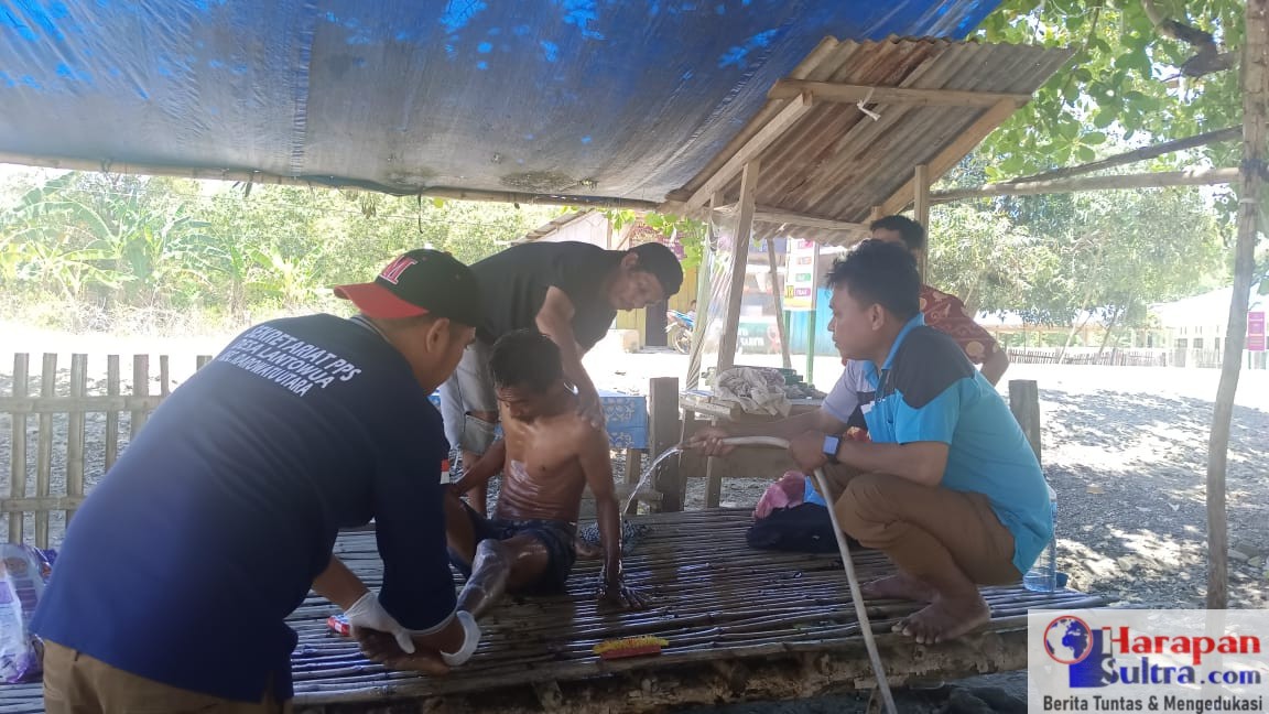 Petugas Dinas Sosial Kabupaten Bombana mengevakuasi dan menangani seorang ODGJ di Desa Lantowua, Kecamatan Rarowatu Utara, sebagai bentuk respon cepat pemerintah terhadap laporan masyarakat.