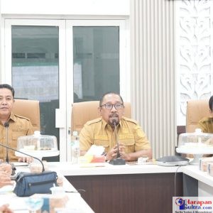 Evaluasi Kinerja Triwulan III: Bupati Bombana Ir. H. Burhanuddin (tengah), didampingi Wakil Bupati Ahmad Yani (kiri) dan Pj. Sekda Syahrun (kanan), memimpin rapat Monitoring dan Evaluasi Realisasi Fisik dan PAD bersama seluruh OPD di Ruang Measa Laro, Selasa (7/10/2025). Evaluasi Kinerja Triwulan III: Bupati Bombana Ir. H. Burhanuddin (tengah), didampingi Wakil Bupati Ahmad Yani (kiri) dan Pj. Sekda Syahrun (kanan), memimpin rapat Monitoring dan Evaluasi Realisasi Fisik dan PAD bersama seluruh OPD di Ruang Measa Laro, Selasa (7/10/2025).