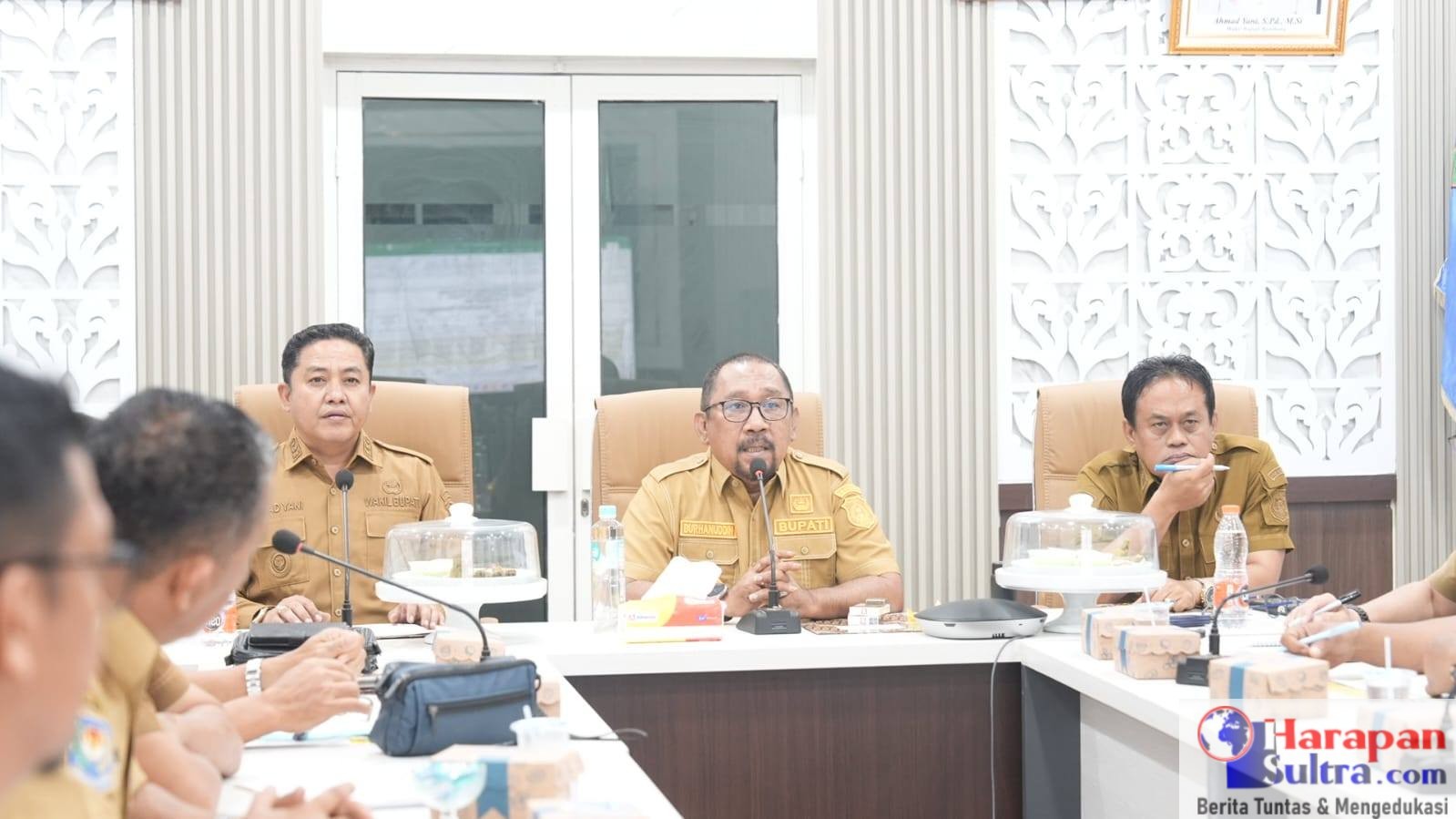 Evaluasi Kinerja Triwulan III: Bupati Bombana Ir. H. Burhanuddin (tengah), didampingi Wakil Bupati Ahmad Yani (kiri) dan Pj. Sekda Syahrun (kanan), memimpin rapat Monitoring dan Evaluasi Realisasi Fisik dan PAD bersama seluruh OPD di Ruang Measa Laro, Selasa (7/10/2025).