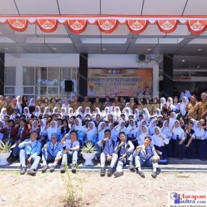 Bupati Bombana, Ir. H. Burhanuddin, M.Si, berfoto bersama pelajar dan tamu undangan usai membuka Pameran Seni Rupa Keliling Sulawesi Tenggara 2025 di Gedung Perpustakaan Daerah Kabupaten Bombana, Senin (13/10/2025). Bupati Bombana, Ir. H. Burhanuddin, M.Si, berfoto bersama pelajar dan tamu undangan usai membuka Pameran Seni Rupa Keliling Sulawesi Tenggara 2025 di Gedung Perpustakaan Daerah Kabupaten Bombana, Senin (13/10/2025).