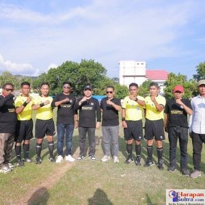 Panitia, jajaran wasit, dan personel pengamanan (Polsek dan Koramil) berfoto bersama, siap menyukseskan pelaksanaan Turnamen Sepak Bola Massanra Buana Cup I di Lapangan Bambaea, Poleang Timur. Panitia, jajaran wasit, dan personel pengamanan (Polsek dan Koramil) berfoto bersama, siap menyukseskan pelaksanaan Turnamen Sepak Bola Massanra Buana Cup I di Lapangan Bambaea, Poleang Timur.