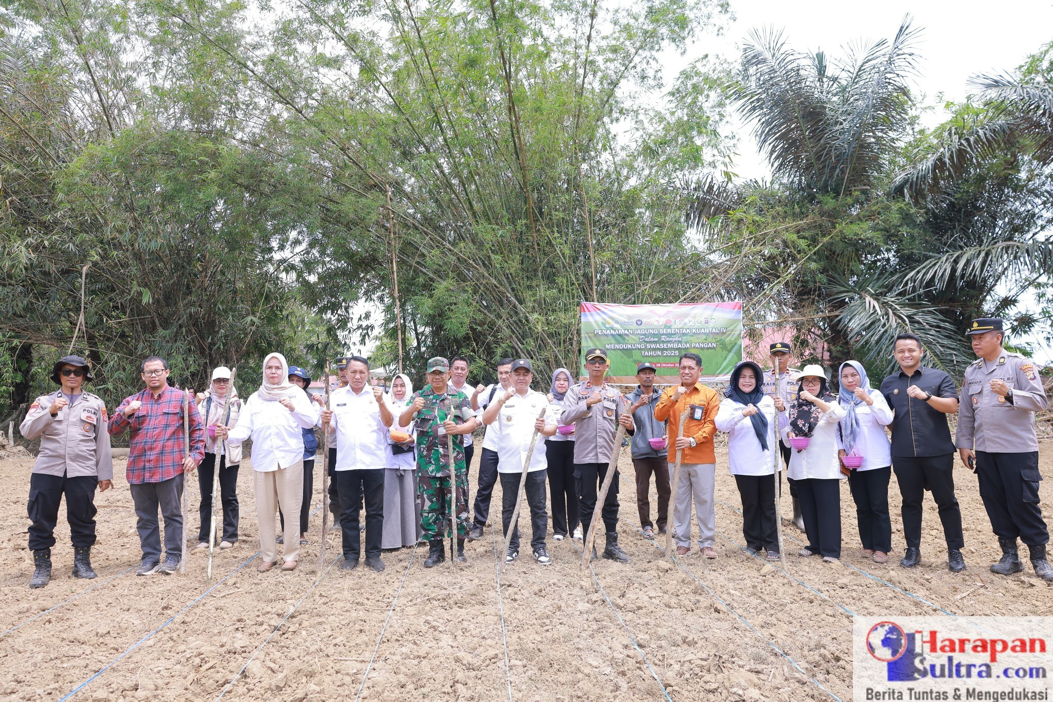 Wakil Bupati Bombana Ahmad Yani (kemeja putih, tengah) bersama Forkopimda dan jajaran Polres Bombana melakukan penanaman jagung simbolis di Kelurahan Doule, Rumbia, dalam rangka mendukung swasembada pangan tahun 2025. Wakil Bupati Bombana Ahmad Yani (kemeja putih, tengah) bersama Forkopimda dan jajaran Polres Bombana melakukan penanaman jagung simbolis di Kelurahan Doule, Rumbia, dalam rangka mendukung swasembada pangan tahun 2025.