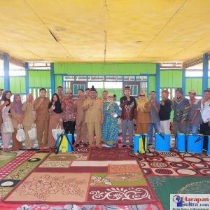 Bupati Bombana Ir. H. Burhanuddin, M.Si bersama Ketua Dekranasda Hj. Fatmawati Kasim Merewa menyerahkan bantuan pertanian kepada masyarakat Kampung Adat Hukaea Laea, Kecamatan Lantari Jaya, sebagai bentuk dukungan terhadap peningkatan produktivitas dan kesejahteraan petani lokal. Bupati Bombana Ir. H. Burhanuddin, M.Si bersama Ketua Dekranasda Hj. Fatmawati Kasim Merewa menyerahkan bantuan pertanian kepada masyarakat Kampung Adat Hukaea Laea, Kecamatan Lantari Jaya, sebagai bentuk dukungan terhadap peningkatan produktivitas dan kesejahteraan petani lokal.