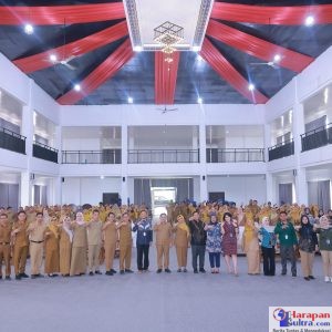 Semangat Literasi Keuangan Syariah: Ratusan ASN Kabupaten Bombana berfoto bersama usai mengikuti Seminar Literasi Keuangan Syariah yang digelar Pemkab Bombana dan PT Pegadaian Syariah di Auditorium Kantor Bupati, Senin (7/10/2025). Semangat Literasi Keuangan Syariah: Ratusan ASN Kabupaten Bombana berfoto bersama usai mengikuti Seminar Literasi Keuangan Syariah yang digelar Pemkab Bombana dan PT Pegadaian Syariah di Auditorium Kantor Bupati, Senin (7/10/2025).