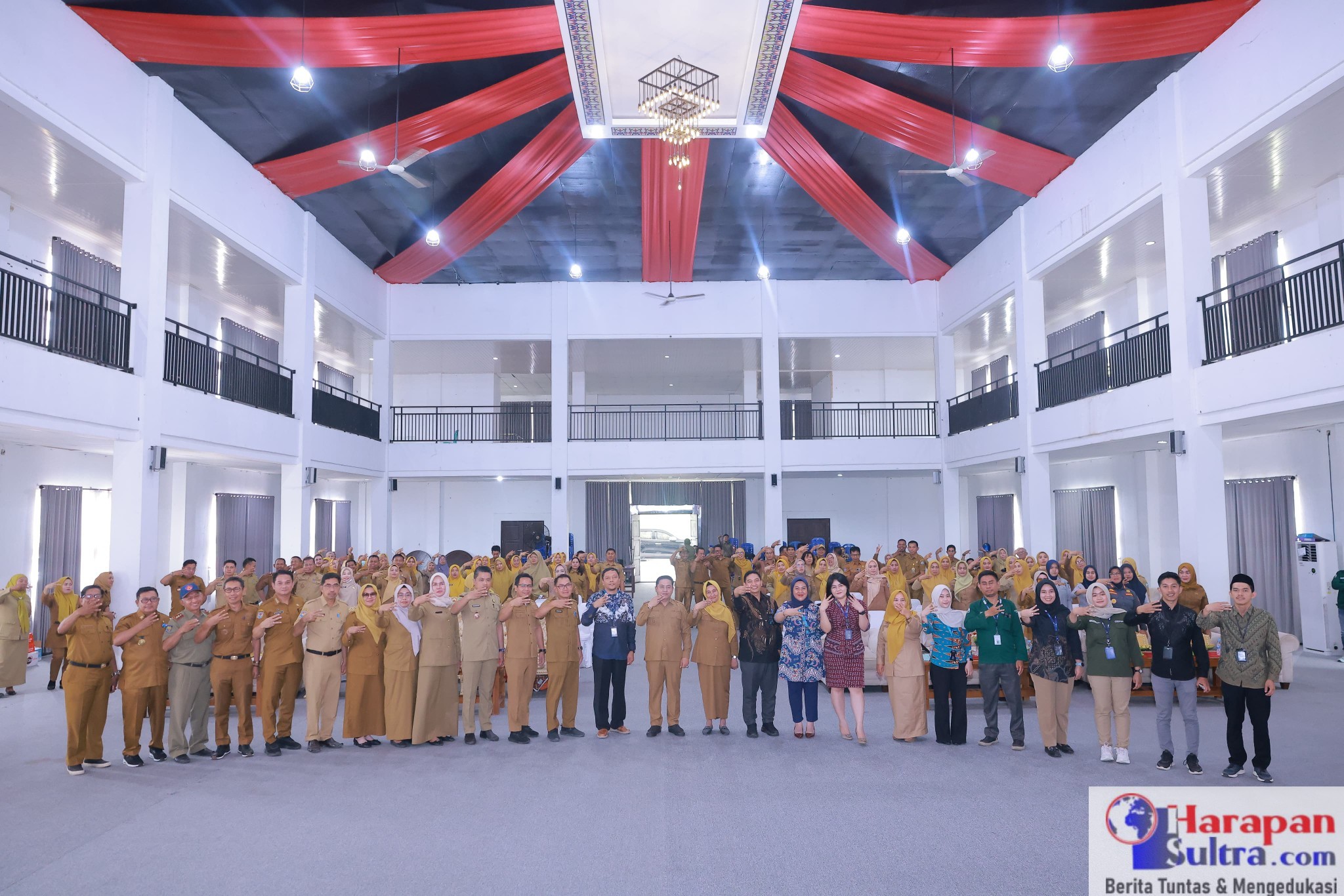 Semangat Literasi Keuangan Syariah: Ratusan ASN Kabupaten Bombana berfoto bersama usai mengikuti Seminar Literasi Keuangan Syariah yang digelar Pemkab Bombana dan PT Pegadaian Syariah di Auditorium Kantor Bupati, Senin (7/10/2025).
