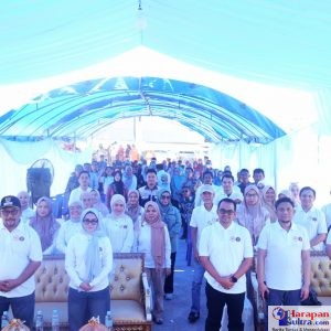 Bupati Bombana Ir. H. Burhanuddin, M.Si bersama Ketua TP PKK Hj. Fatmawati Kasim Marewa, S.Sos berfoto bersama tim medis dan peserta usai membuka kegiatan Bakti Sosial Pemeriksaan Kesehatan Spesialistik Gratis di Puskesmas Lombakasi, Kecamatan Lantari Jaya, Minggu (12/10/2025). Bupati Bombana Ir. H. Burhanuddin, M.Si bersama Ketua TP PKK Hj. Fatmawati Kasim Marewa, S.Sos berfoto bersama tim medis dan peserta usai membuka kegiatan Bakti Sosial Pemeriksaan Kesehatan Spesialistik Gratis di Puskesmas Lombakasi, Kecamatan Lantari Jaya, Minggu (12/10/2025).