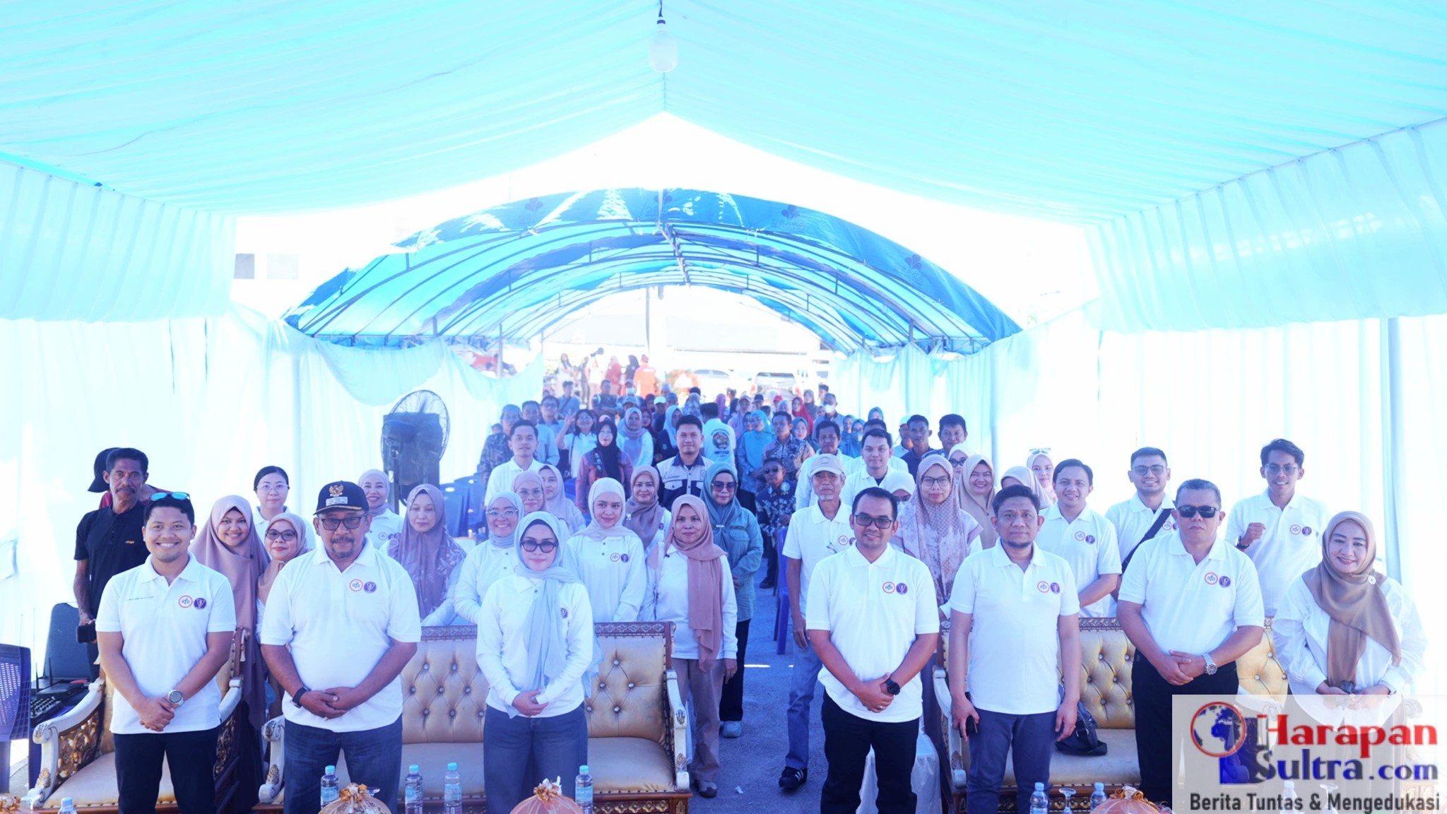 Bupati Bombana Ir. H. Burhanuddin, M.Si bersama Ketua TP PKK Hj. Fatmawati Kasim Marewa, S.Sos berfoto bersama tim medis dan peserta usai membuka kegiatan Bakti Sosial Pemeriksaan Kesehatan Spesialistik Gratis di Puskesmas Lombakasi, Kecamatan Lantari Jaya, Minggu (12/10/2025). Bupati Bombana Ir. H. Burhanuddin, M.Si bersama Ketua TP PKK Hj. Fatmawati Kasim Marewa, S.Sos berfoto bersama tim medis dan peserta usai membuka kegiatan Bakti Sosial Pemeriksaan Kesehatan Spesialistik Gratis di Puskesmas Lombakasi, Kecamatan Lantari Jaya, Minggu (12/10/2025).