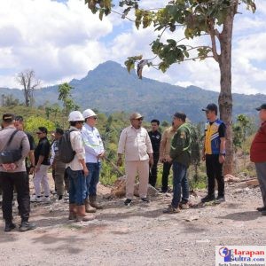 Bupati Bombana Ir. H. Burhanuddin, M.Si bersama Wakil Bupati H. Ahmad Yani, S.Pd., M.Si meninjau progres peningkatan jalan Batuawu–Olondoro di Pulau Kabaena untuk memastikan pembangunan berjalan sesuai rencana dan bermanfaat bagi masyarakat. Bupati Bombana Ir. H. Burhanuddin, M.Si bersama Wakil Bupati H. Ahmad Yani, S.Pd., M.Si meninjau progres peningkatan jalan Batuawu–Olondoro di Pulau Kabaena untuk memastikan pembangunan berjalan sesuai rencana dan bermanfaat bagi masyarakat.